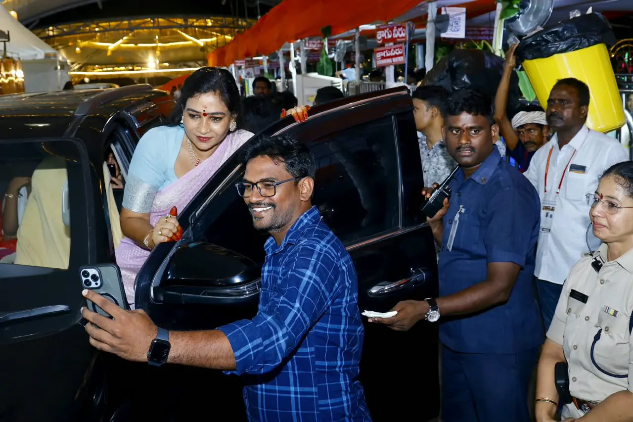 దసరా శరన్నవరాత్రుల వేళ ఇంద్రకీలాద్రిపై శ్రీ కనకదుర్గమ్మవారిని కుటుంబ సమేతంగా దర్శించుకుని, అమ్మవారి ఆశీస్సులు అందుకున్నా