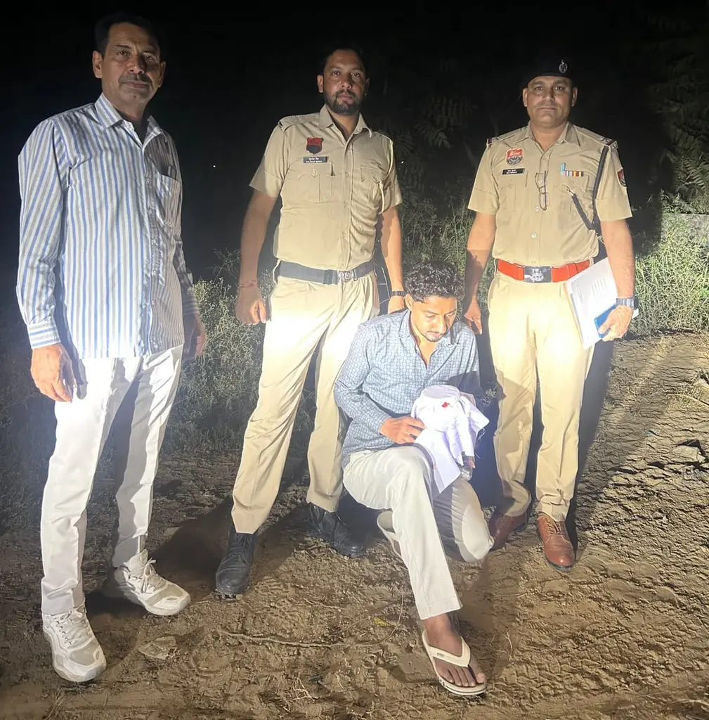 गांव कागदाना से 32 बोर के दो अवैध पिस्तौलों सहित युवक गिरफ्तार ।