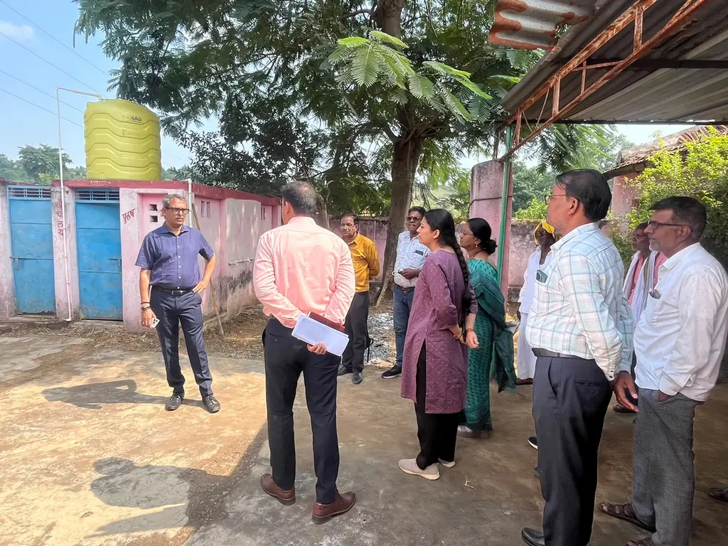 मुख्यमंत्री जनविश्वास अभियान के अंतर्गत कलेक्टर  नीरज कुमार वशिष्ठ ने किया जामलापानी में शासकीय संस्थाओं का निरीक्षण