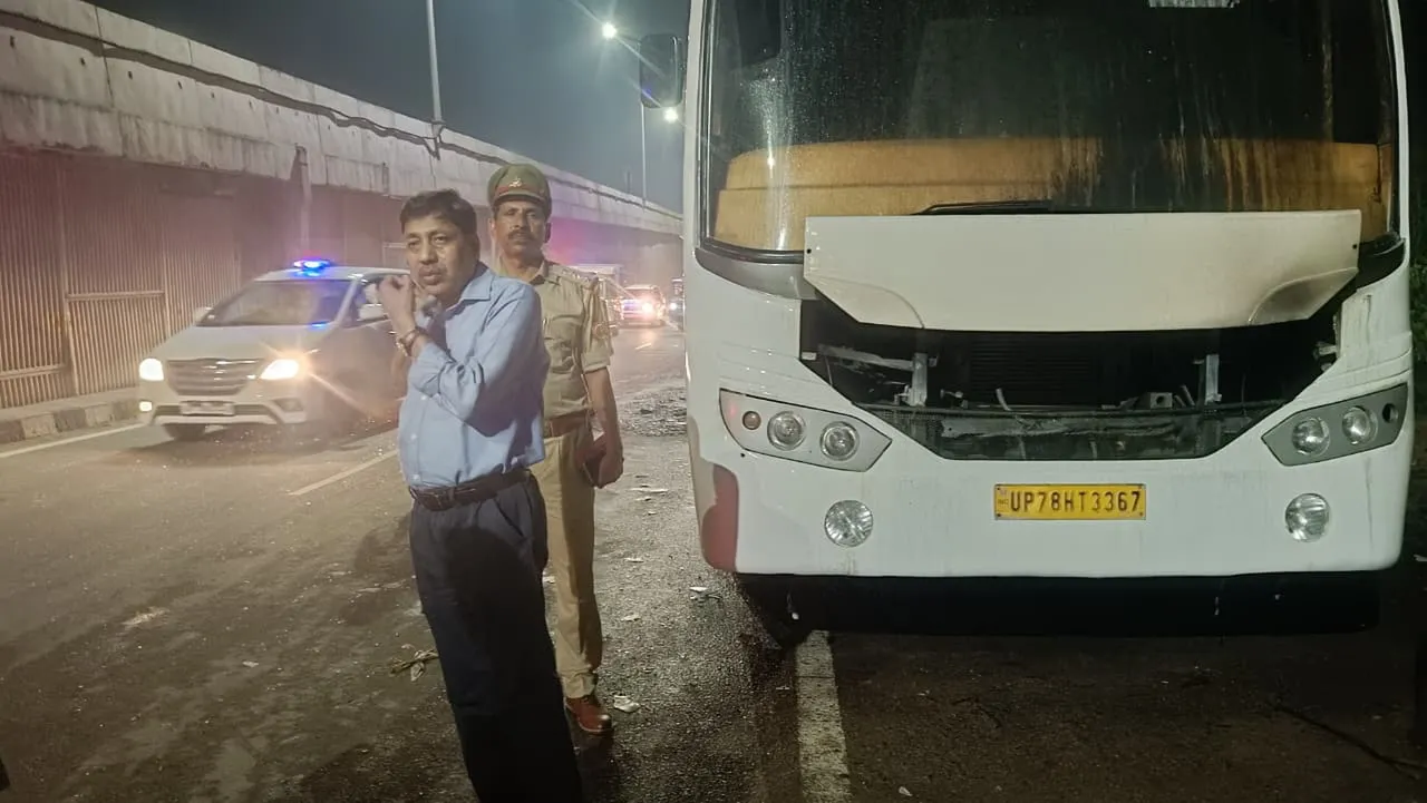 उन्नाव में बच्चों से भरी बस में लगी आग, मचा हड़कंप; पुलिस ने 60 बच्चों समेत 63 लोगों को बचाया