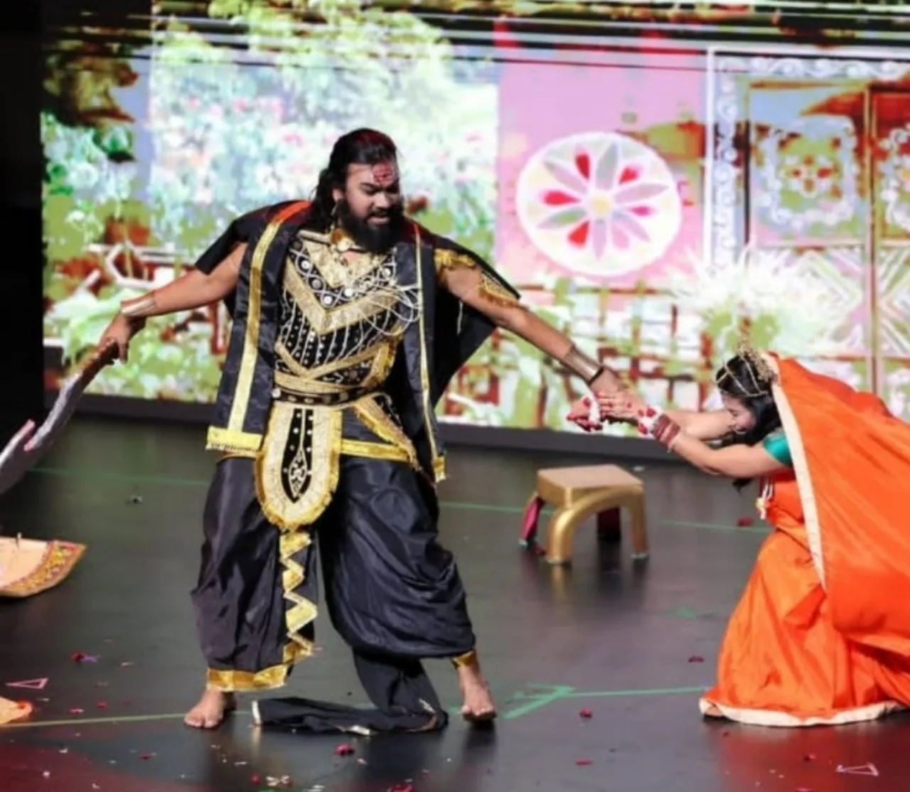 फर्रुखाबाद के कस्बा शमशाबाद में रामलीला महोत्सव का चल रहा आयोजन, आयोजित कार्यक्रम में दर्शकों ने खूब बजाई तालियां।