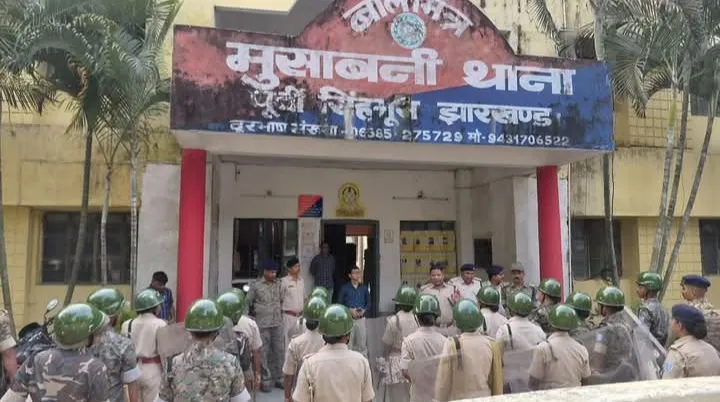 MUSABANI : दुर्गा पूजा को लेकर मुसाबनी में पुलिस का फ्लैग मार्च, सुरक्षा व्यवस्था चाक-चौबंद
