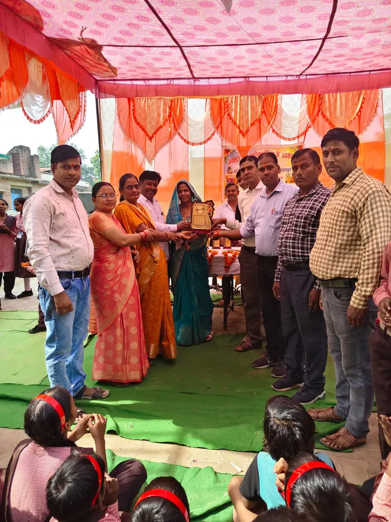 सहावर ब्लॉक के बहापुर पीएमश्री कंपोजिट विद्यालय में बेटी बचाओ बेटी पढ़ाओ अभियान के तहत महिलाओं को किया गया जागरूक।