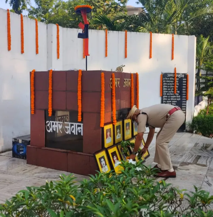 JAMSHEDPUR : पुलिस संस्मरण दिवस पर शहीद पुलिसकर्मियों को दी गई श्रद्धांजलि