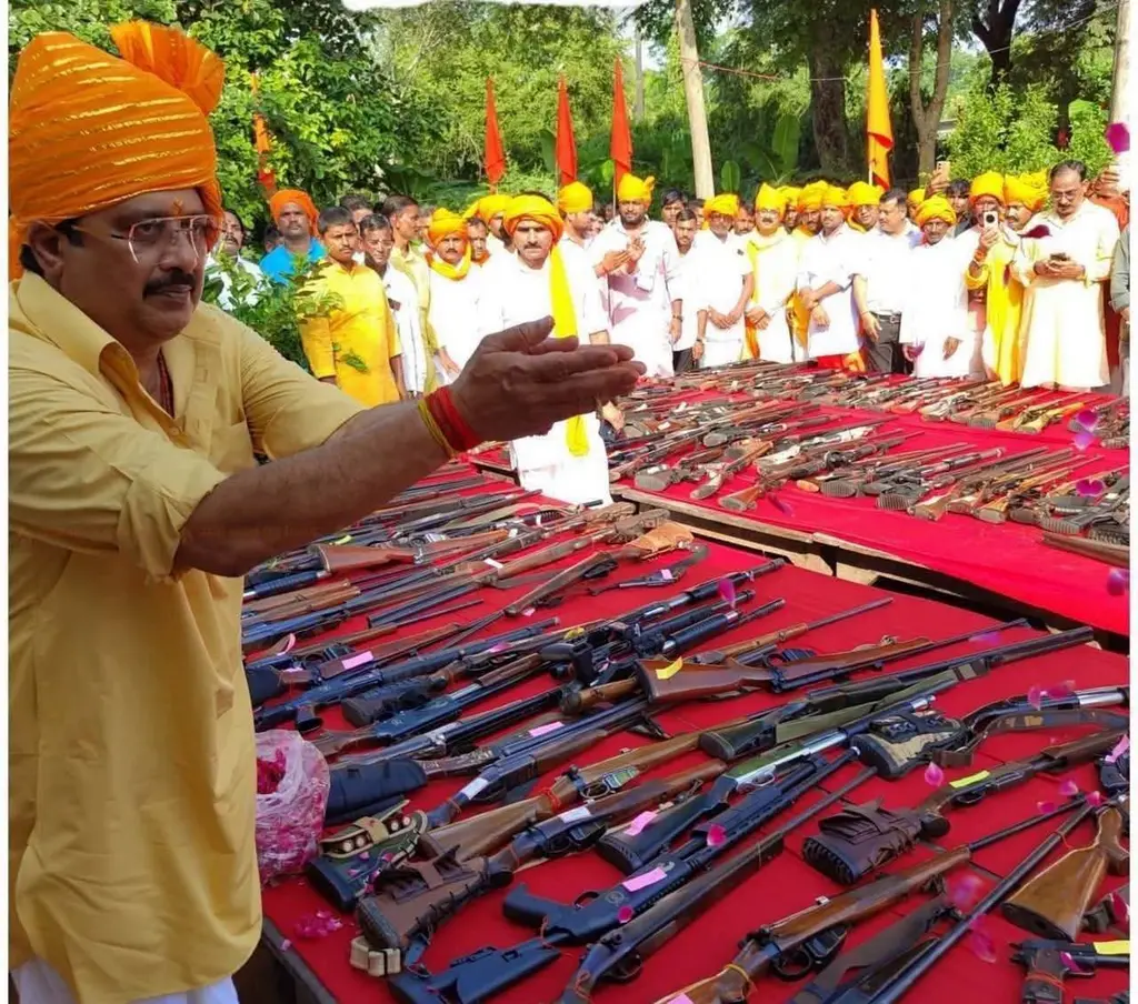 सोशल मीडिया पर तेजी से वायरल हो रही हथियारों से भरी मेज की तस्वीर, कोई बता रहा परंपरा तो कोई उठा रहा सुरक्षा पर सवाल!