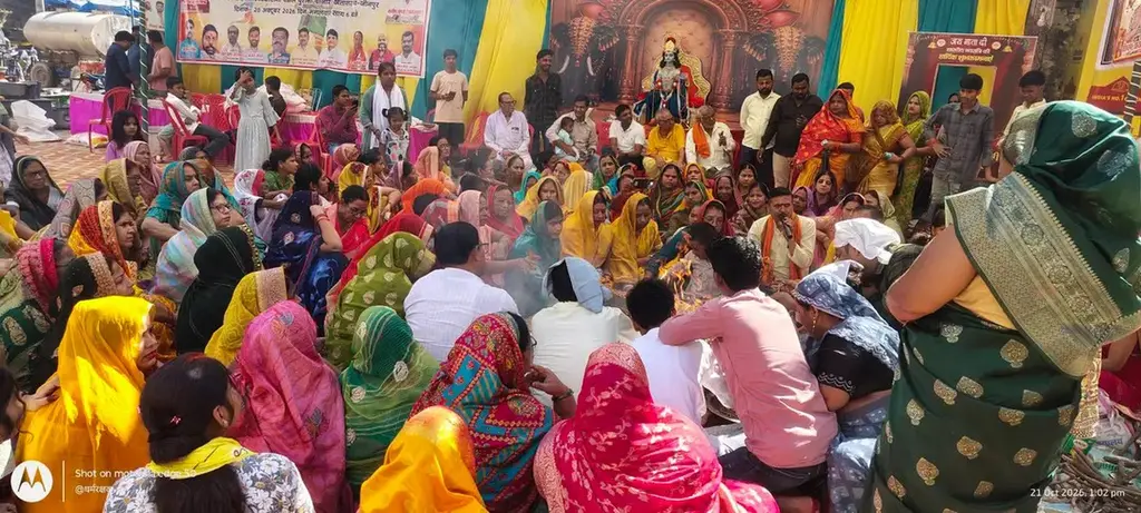 जय माँ विंध्यवासिनी दुर्गा पूजा समिति के कार्यकर्ताओं ने विधि-विधान से हवन-पूजन के साथ कार्यक्रम का समापन किया।