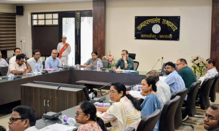 SARAIKELA : उपायुक्त ने स्वास्थ्य विभाग की समीक्षा बैठक कर दिए आवश्यक निर्देश