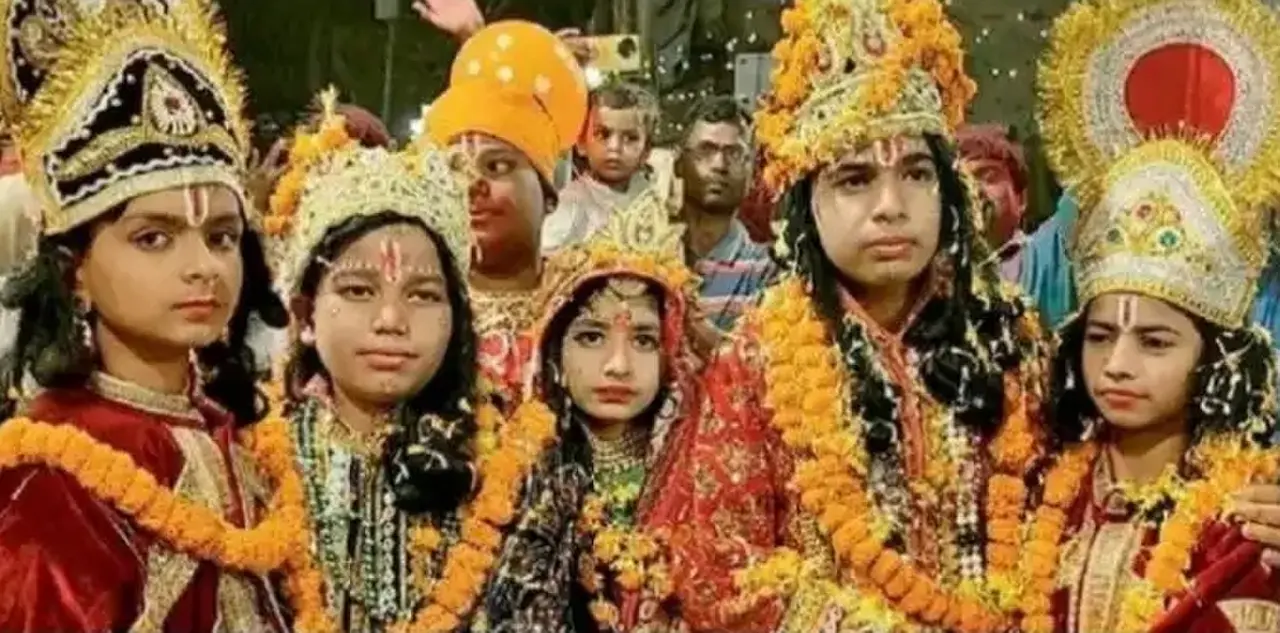 राम-लक्ष्मण को देखते ही
नंगे पाँव दौड़े भरत-शत्रुघ्न