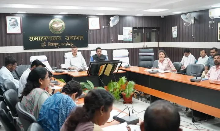 JAMSHEDPUR : उपायुक्त ने विकास योजनाओं की समीक्षा कर दिए सख्त निर्देश, लापरवाही बरतने वाली एजेंसियों पर होगी कार्रवाई
