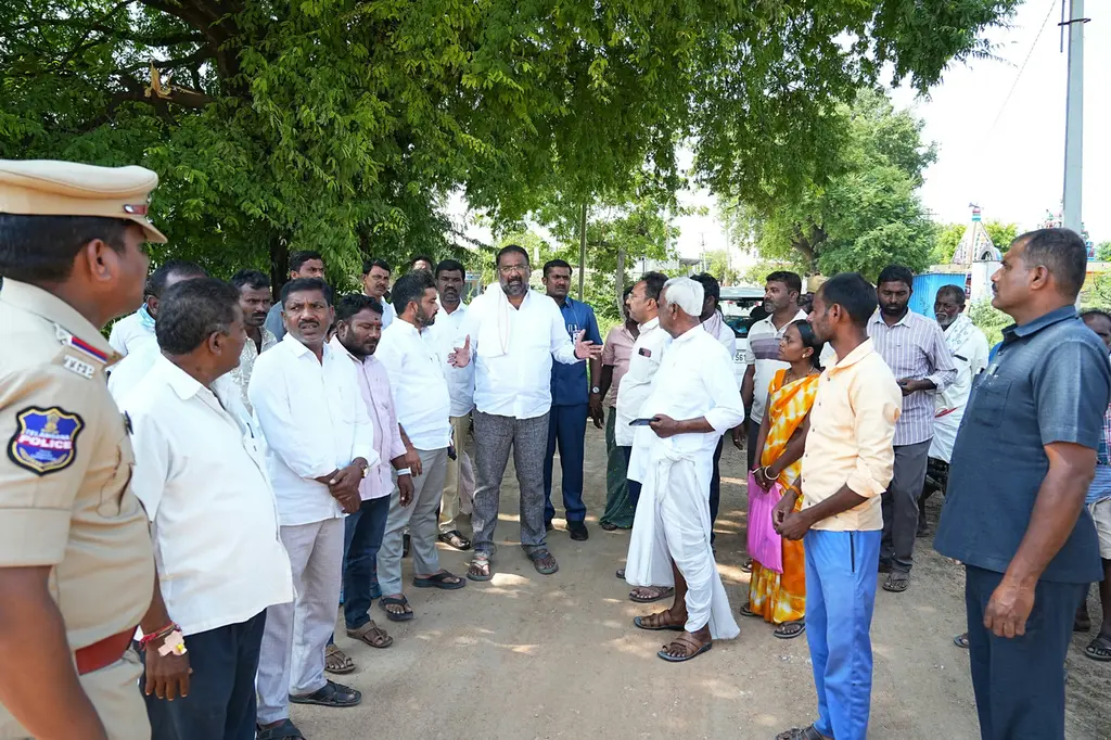 నాగిరెడ్డి పల్లి గ్రామంలో నూతనంగా నిర్మిస్తున్న రోడ్డు పనులను మంత్రి వాకిటి శ్రీహరి గారు పరిశీలించారు