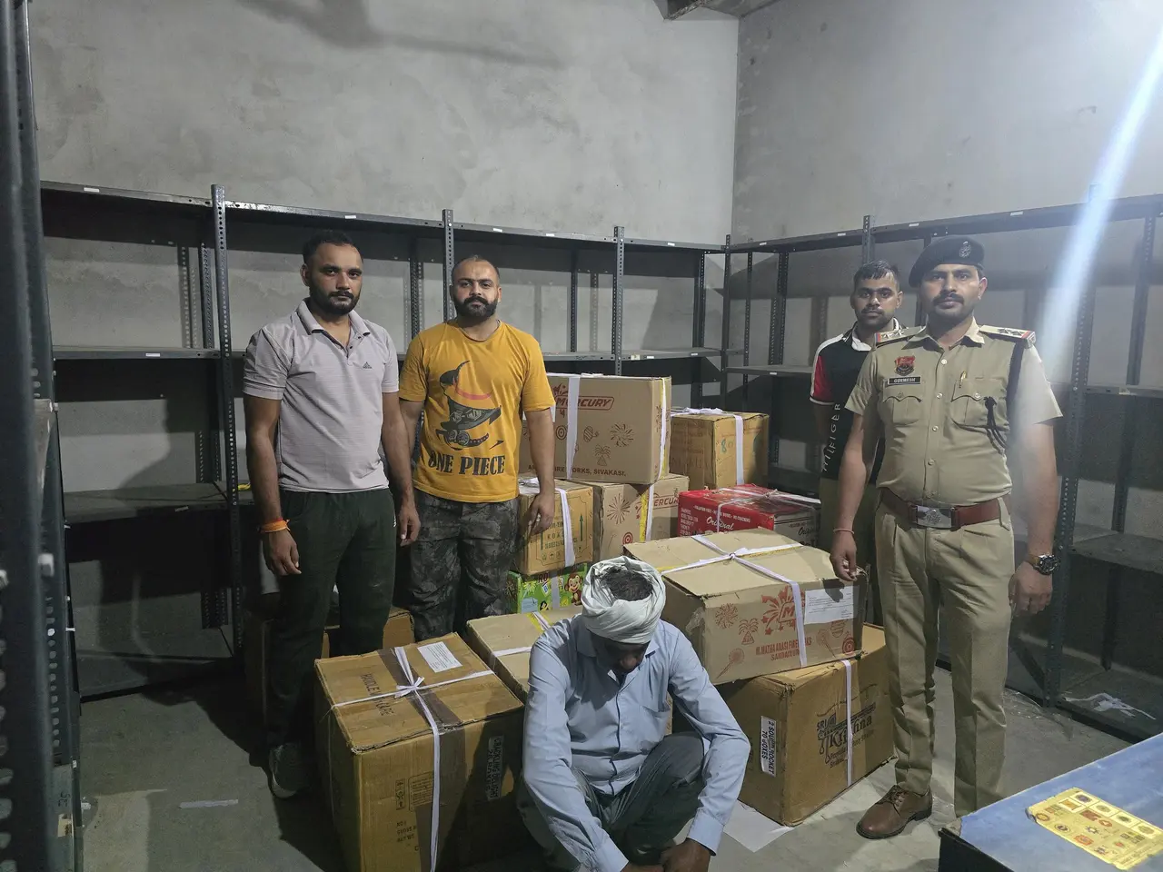 शहीदांवाली में पुलिस की दबिश, बिना लाइसेंस गोदाम से 17 कार्टून पटाखे बरामद