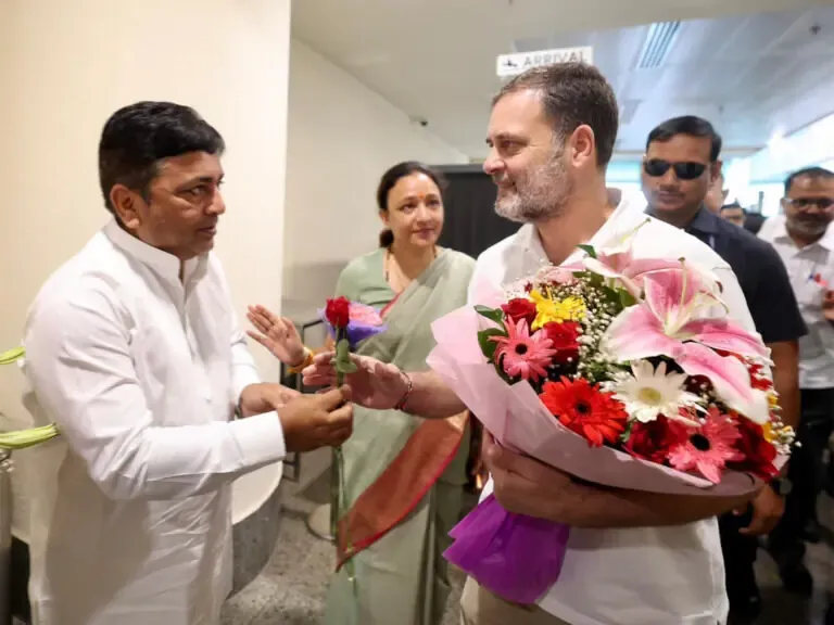 अभी की ताज़ा अपडेट्स (26 अक्टूबर 2026, दोपहर लगभग 12:30 बजे IST):

मुख्य ब्रेकिंग
राहुल गांधी के काफिले में टक्कर:
