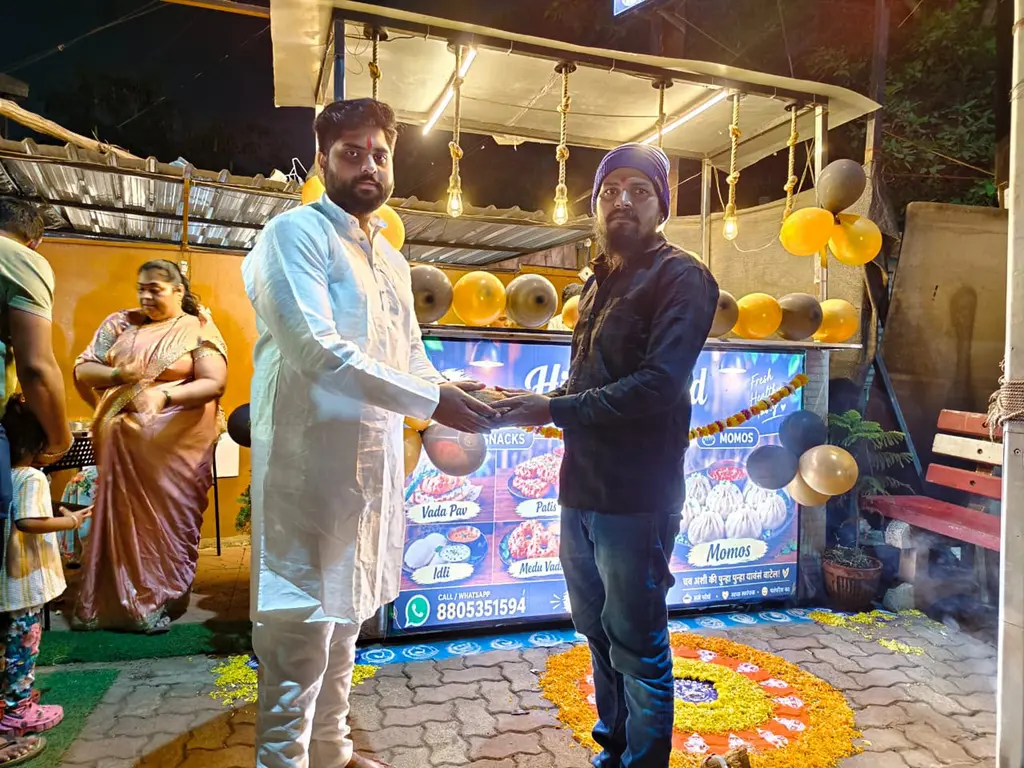 महाराष्ट्र वाहतूक सेना तळेगाव शहर उपाध्यक्ष आकाश चव्हाण यांनी हिंदवी स्नॅक सेंटर अँड मोमोज सेंटर या नवीन व्यवसाय सुरु