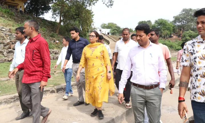 JAMSHEDPUR : छठ महापर्व की तैयारियों को लेकर मानगो मेयर सुधा गुप्ता ने विभिन्न छठ घाटों का निरीक्षण किया