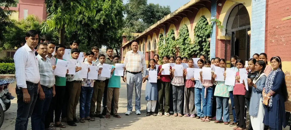 राष्ट्रीय आय एवं योग्यता आधारित छात्रवृत्ति परीक्षा के लिए वितरित किए प्रवेश पत्र।