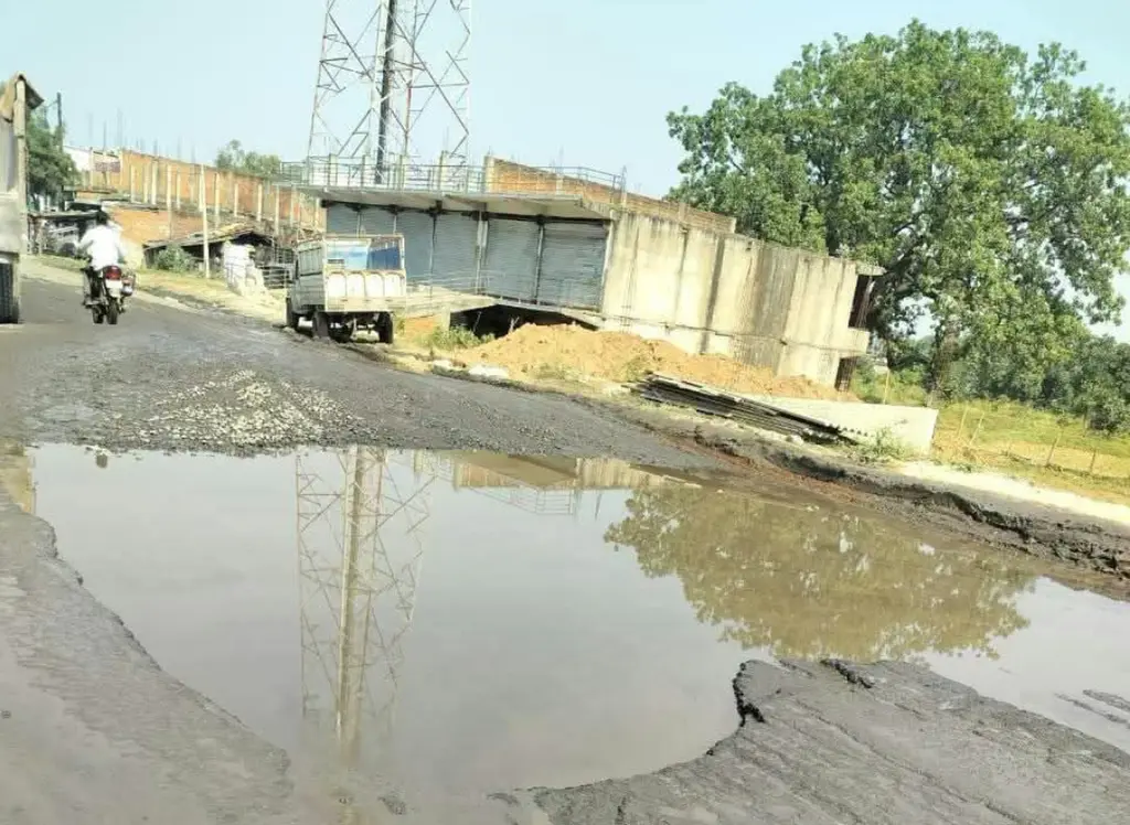 भाजपा के विकास की गंगा में गड्ढों की सौगात! गजराबहरा मुख्य बाजार की सड़क बदहाल, कोल वाहनों ने बिगाड़ी सूरत, आखिर कब जागे