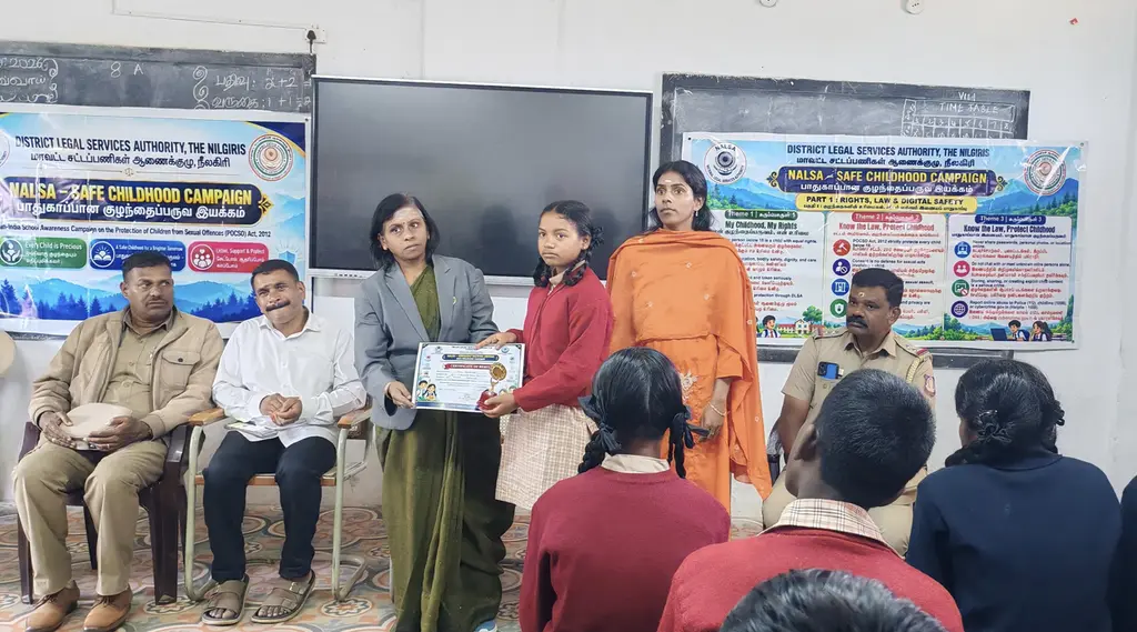 குன்னூர் அரசு பள்ளியில், பள்ளி மாணவர்களுக்கான இணையவழிப் பாதுகாப்பு மற்றும் போக்சோ சட்ட விழிப்புணர்வு நடைபெற்றது.