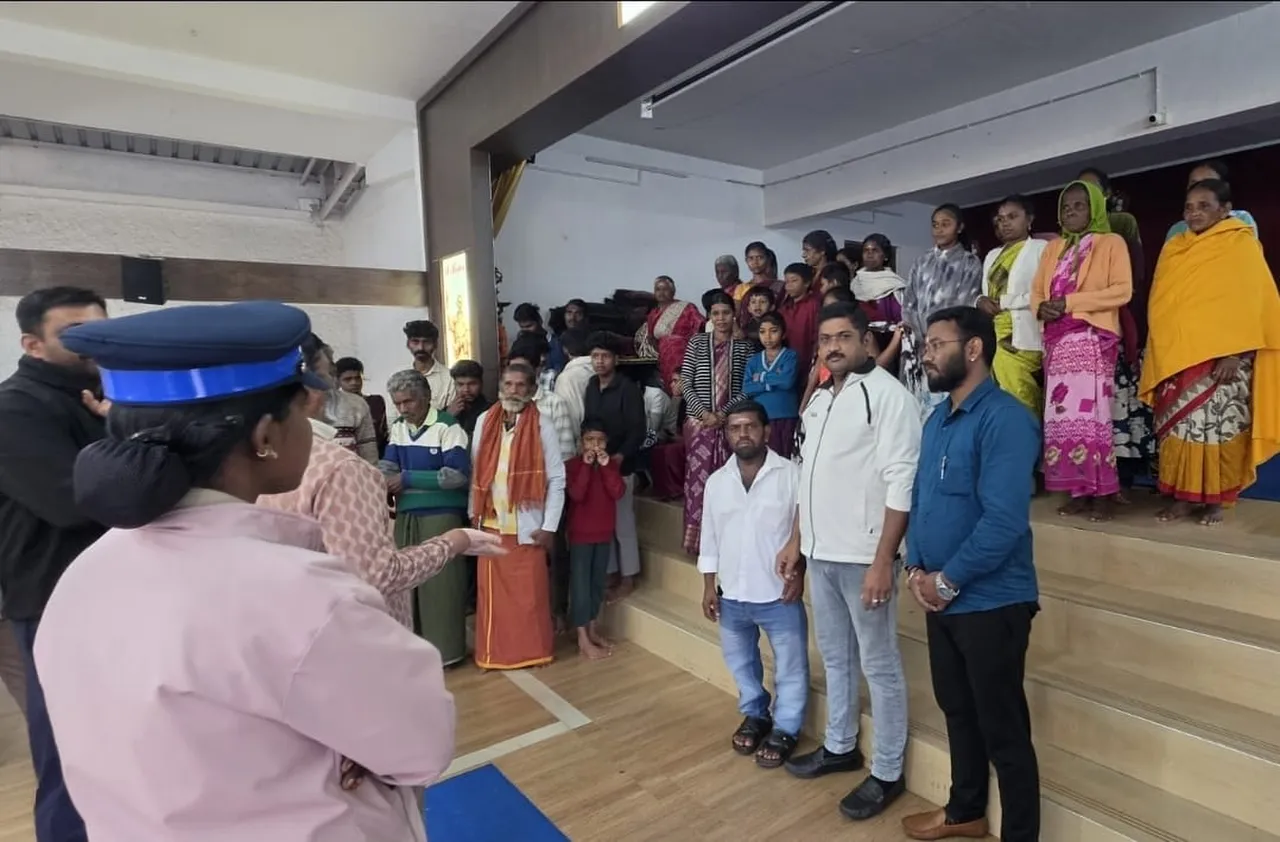 குன்னூரில் நிவாரண முகாமில் தங்கியிருந்த பழங்குடியின மக்கள் சொந்த ஊர்களுக்குத் மதிய உணவு வழங்கி வழி அனுப்பி வைத்த அதிகாரி