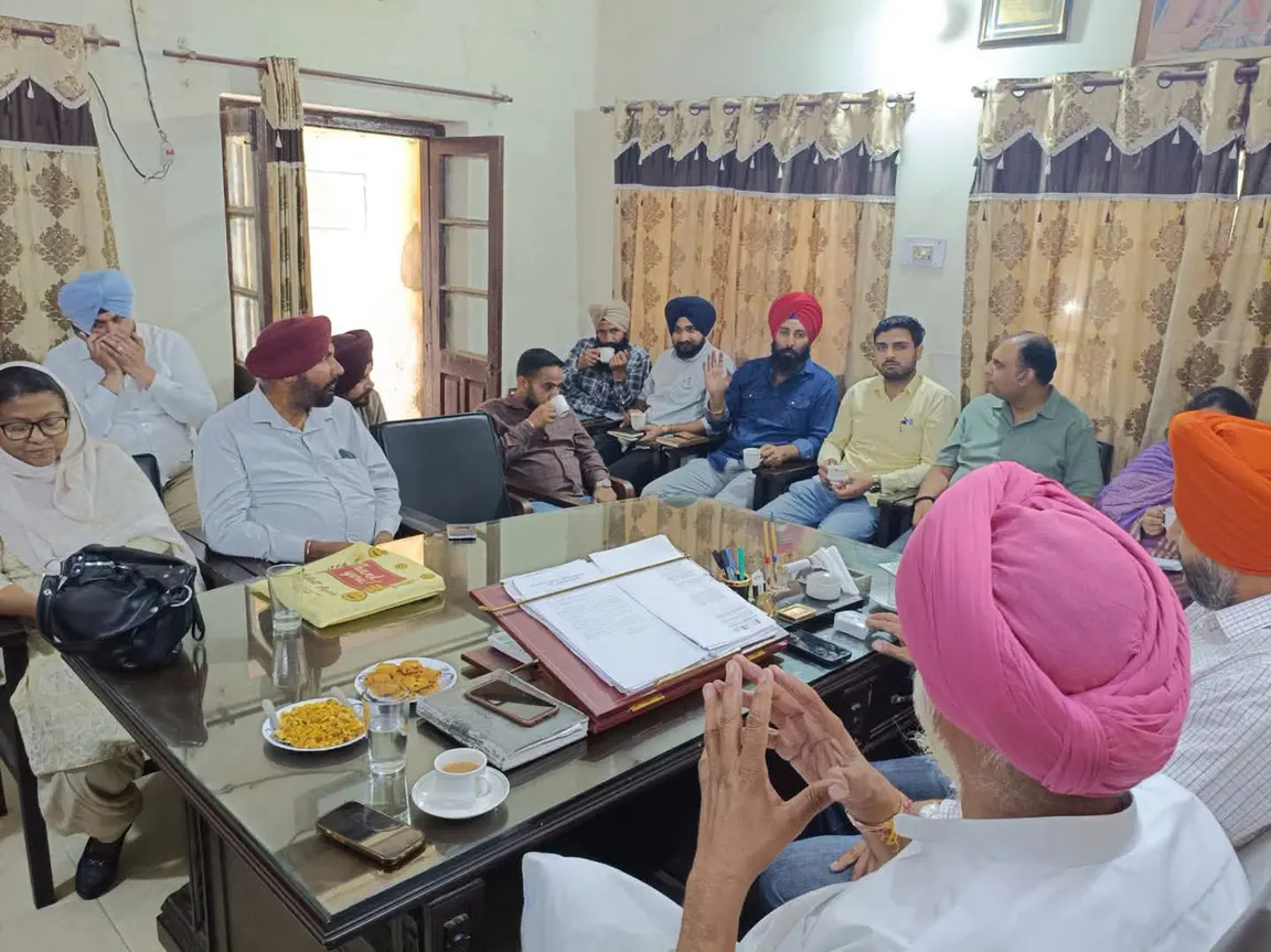 ਆਪ ਦੇ ਹਲਕਾ ਇੰਚਾਰਜ ਸਰਦਾਰ ਬਲਵਿੰਦਰ ਸਿੰਘ ਲਾਡੀ ਵੱਲੋਂ ਬੀਡੀਪੀਓ ਦਫਤਰ ਸ਼੍ਰੀ ਹਰਗੋਬਿੰਦਪੁਰ ਸਾਹਿਬ ਵਿਖੇ ਵਿਕਾਸ ਕਾਰਜਾਂ ਸਬੰਧੀ ਮੀਟਿੰਗ ਕੀਤੀ