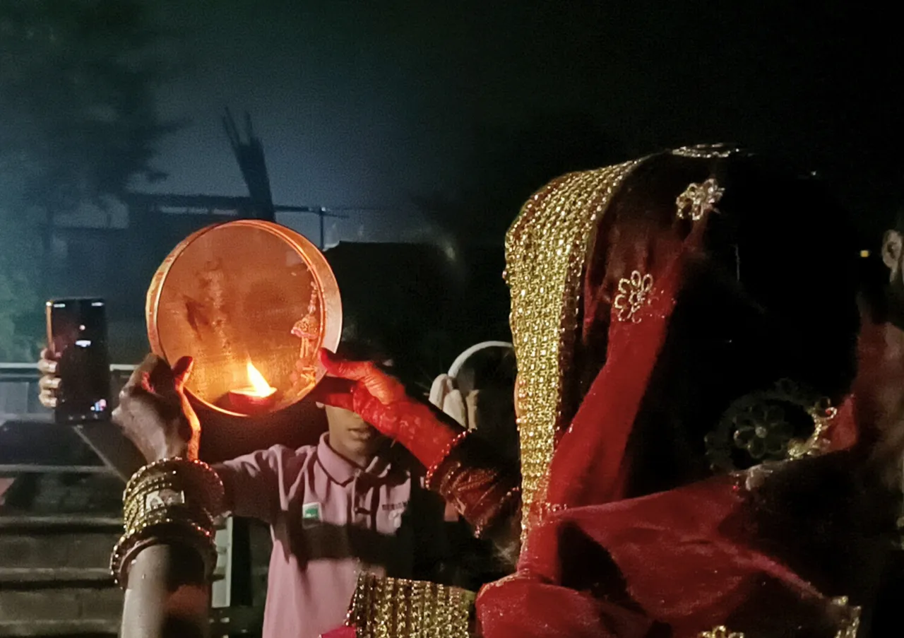 शिवहर में बारिश ने रोका चांद का दीदार, महिलाओं ने वीडियो कॉल पर खोला करवा चौथ व्रत
