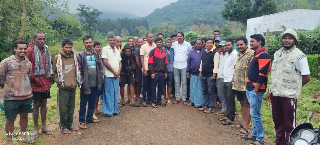 జీకేవీధి–3లో స్వతంత్ర అభ్యర్థి శెట్టి నాగేశ్వరరావు ప్రచారం

ఆర్.వి. నగర్, డేరాలు గ్రామాల్లో ఇంటింటి ప్రచారం