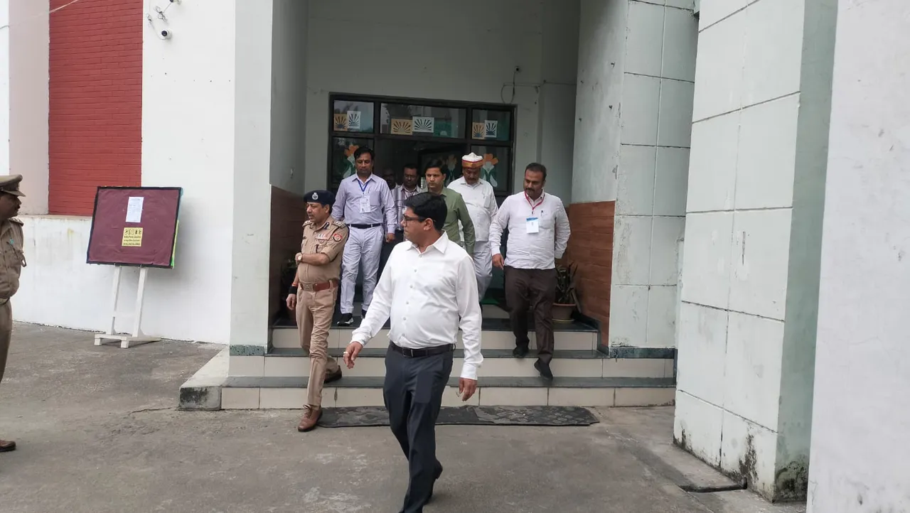 उन्नाव में PET परीक्षा केंद्रों का DM ने किया निरीक्षण, CCTV और चेकिंग व्यवस्था पर दिए निर्देश