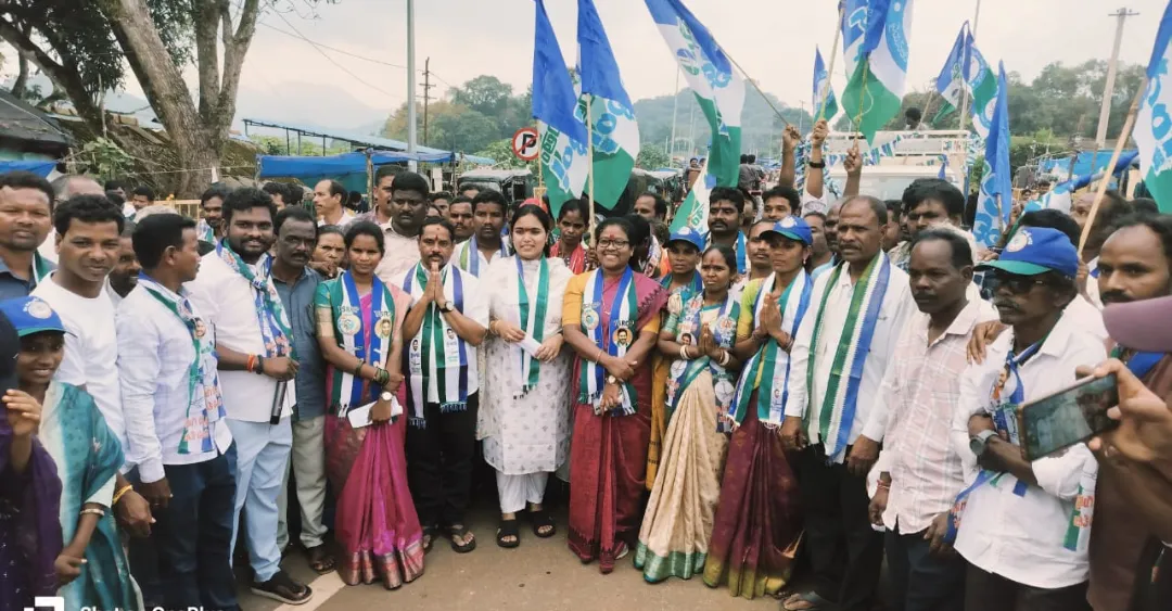 పెదవలసలో వైఎస్సార్‌సీపీ ఎన్నికల సన్నాహక భేటీ

జడ్పీటీసీ, ఎంపీటీసీ అభ్యర్థుల గెలుపుపై నేతల దిశానిర్దేశం