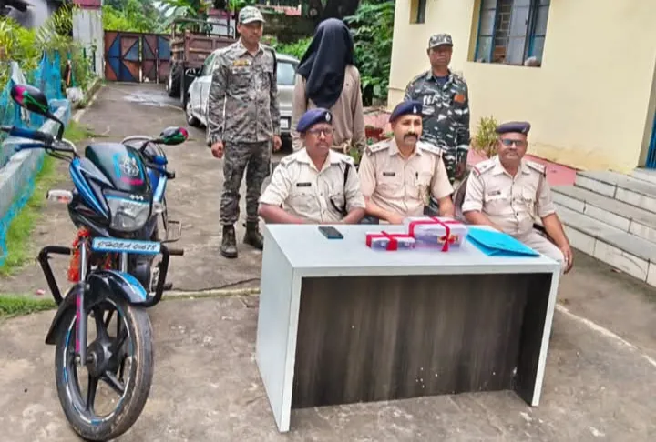 SARAIKELA : खरसावां में अवैध हथियार के साथ एक आरोपी गिरफ्तार, देशी कट्टा और जिंदा गोली बरामद