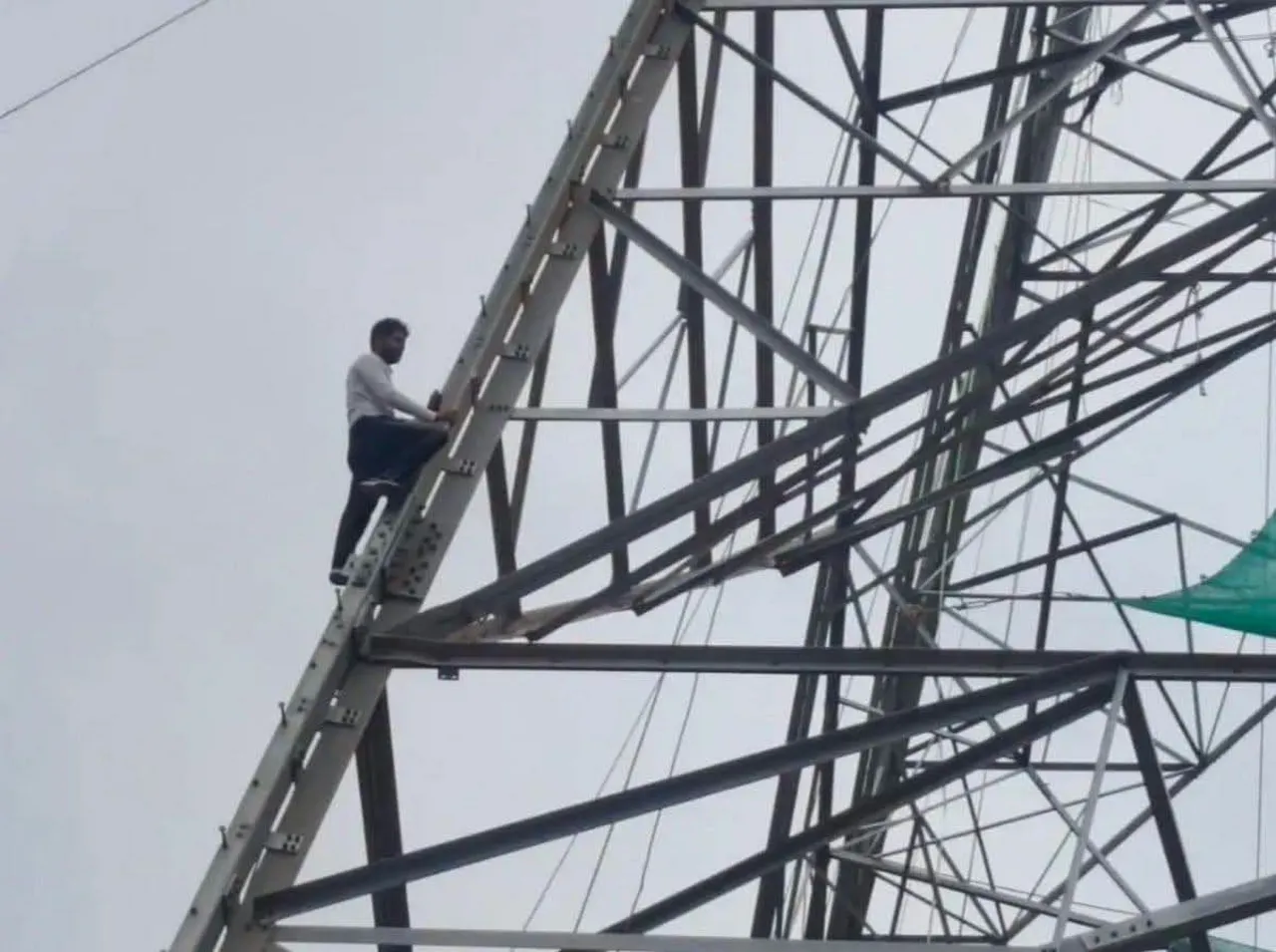 ब्रेकिंग न्यूज़ आगरा खेत का रास्ता बंद होने से हाईटेंशन टावर पर चढ़ा युवक, फतेहाबाद में मचा हड़कंप
