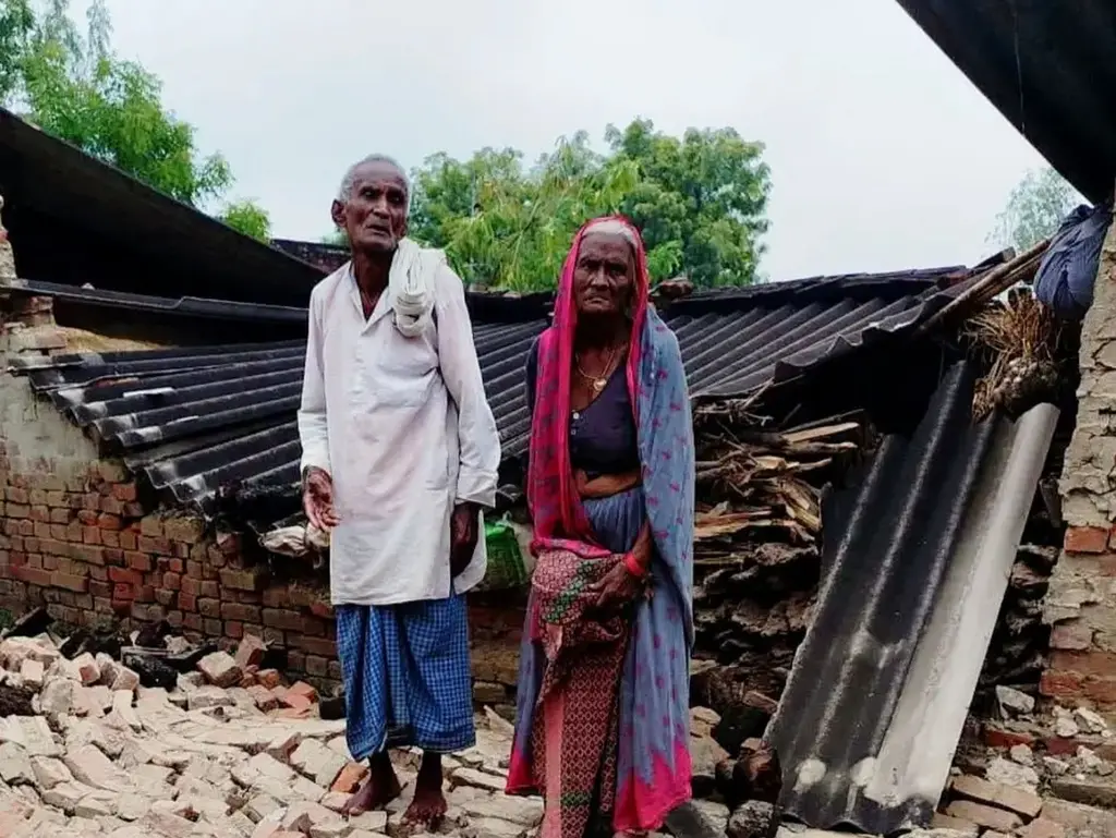कच्चे मकान का मलबा बन गया आशियाना, बाल-बाल बचा परिवार; दो पंचवर्षीय कार्यकाल बीतने के बाद भी नहीं मिला आवास