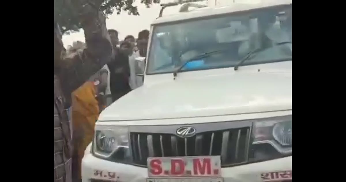 सिंगरौली ब्रेकिंग: लाठी लेकर SDM की गाड़ी के आगे खड़े हुए ग्रामीण, जर्जर स्कूल को लेकर फूटा गुस्सा !