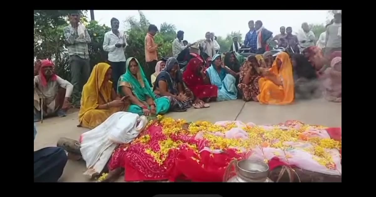 आज ग्राम मुड़िया खुरई में मेरी मोसिया शास का देहांत गया था,में भी ग्राम मुड़िया अंतिम संस्कार में शामिल होने गया था, लेक