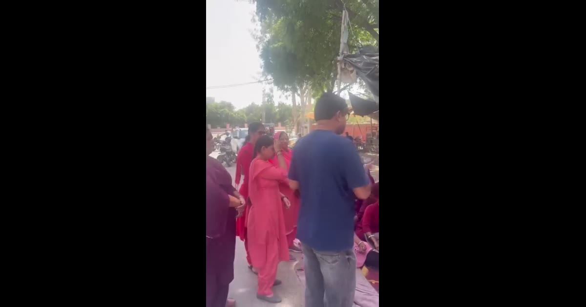 हिसार में आंगनवाड़ी कार्यकर्ताओं का प्रदर्शन, कुमारी शैलजा ने दिया समर्थन