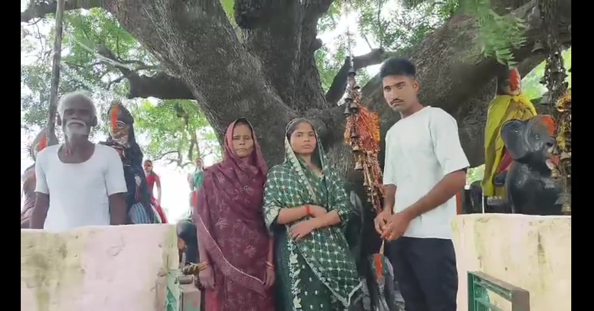 प्रेमिका से मिलने गांव पहुंचा प्रेमी, परिजनों ने मंदिर में करा दी शादी