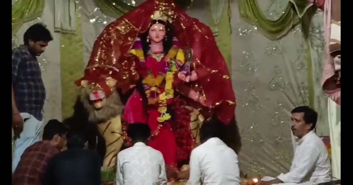 उमरिया जिले के ग्राम धतूरा में सर्दी नवरात्रि के पावन पर्व पर 34 वर्षों से निरंतर मां दुर्गे की प्रतिमा विराजमान कर ग्रा