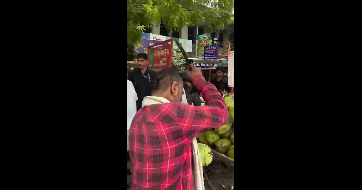 कानपुर के गोविंद नगर में तिरंगा यात्रा के बाद नारियल पानी के प्रतिष्ठान पर स्नेहिल भेंट