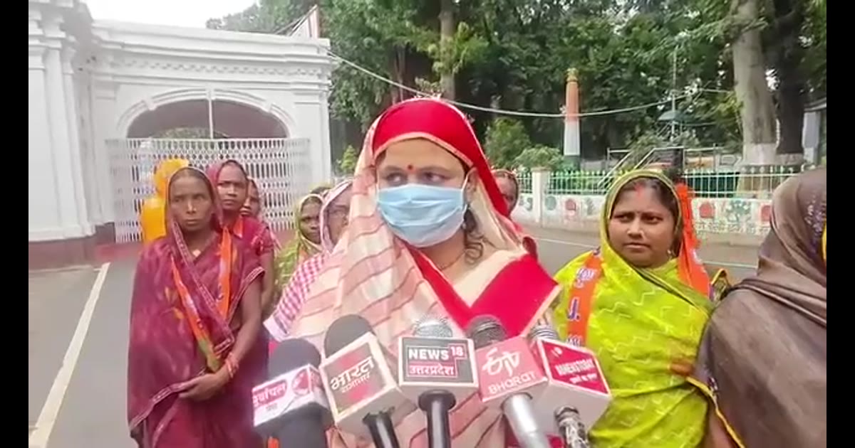 लिया में भाजपा जिलाध्यक्ष पर आरोपों को लेकर महिला डीएम कार्यालय पहुंची, न्याय की मांग क