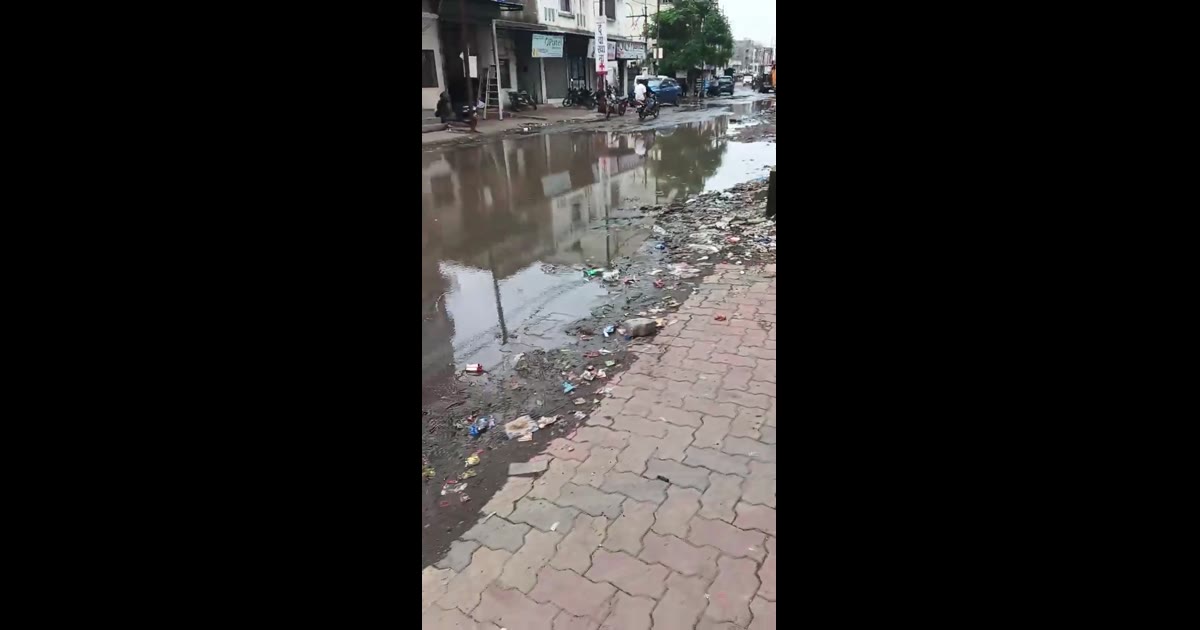 ओम टेक्सटाइल पार्क परब गाम में कई महीने से मुख्य मार्ग पर ही गंदा पानी बहने के कारण इतने लोग बीमार पड़ रहे हैं।