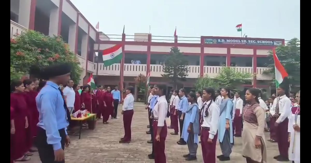 प्रिसिपल सुशील शर्मा एस डी मॉडल स्कूल मंदिर वजीरी वाला समाना ने दी तिरंगा को सलामी