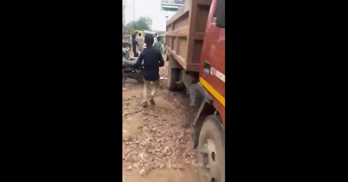ब्रेकिंग न्यूज़ आगरा नगर निगम की टास्क फोर्स पर गरीब रेहड़ी-पटरी दुकानदारों को परेशान करने का आरोप, कार्रवाई के तरीके पर