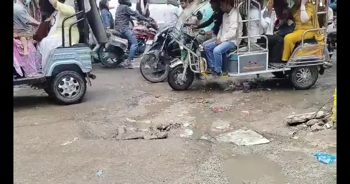 ग़ाज़ियाबाद में ओवरफ्लो सीवर खोल रहे नगर निगम की पोल