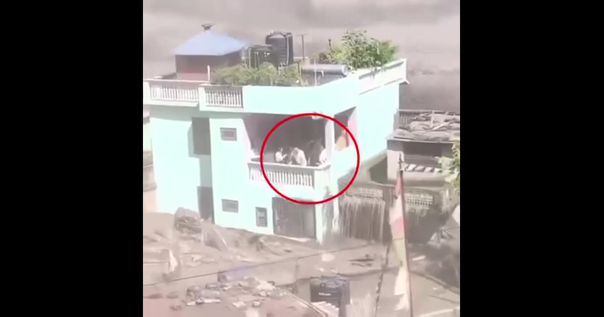 😱🧿लोग बालकनी से अपनी मौत का खौफ देखते हुए 🧿😭😭😭