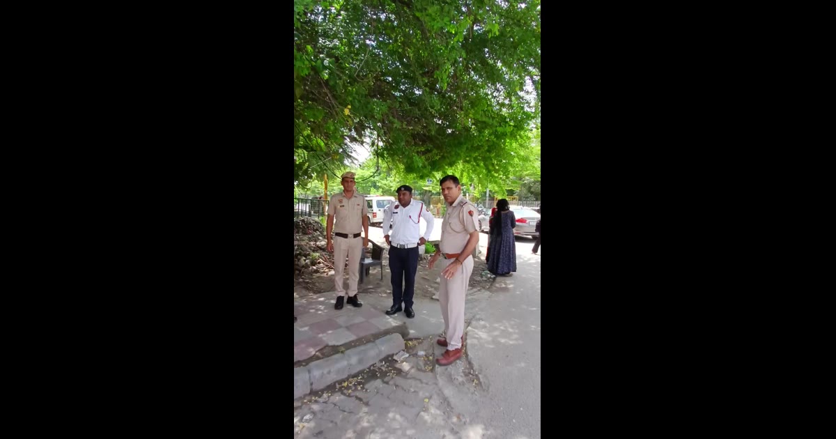 डुंडाहेड़ा में ट्रैफिक इंस्पेक्टर कृष्ण कुमार का औचक निरीक्षण, सुगम यातायात के लिए दिए सख्त निर्देश