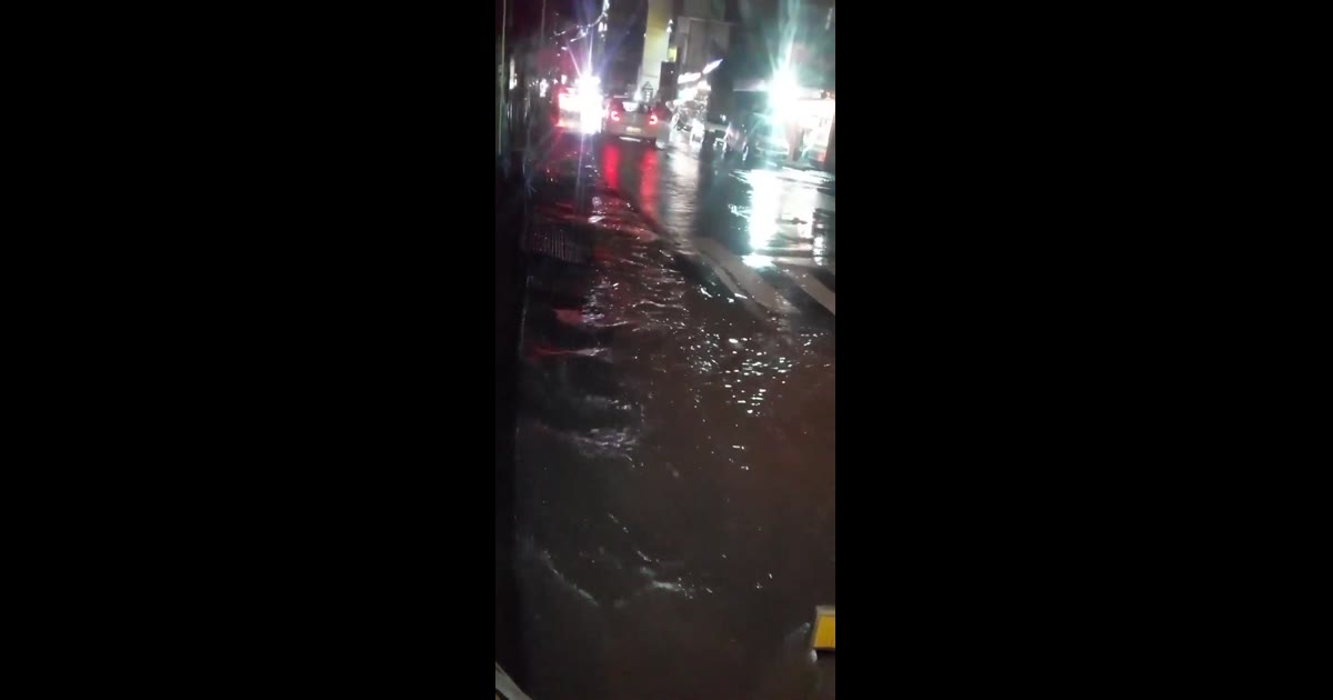 हिमाचल प्रदेश के कांगडा बस स्टैंड के आसपास भारी बारिश के चलते सड़कें हुई पानी पानी।
