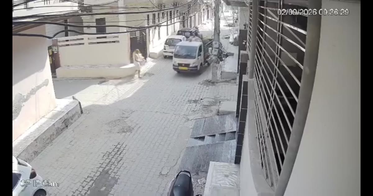 सिरसा में सफाई कर्मियों का बवाल! कूड़ा उठाने वाली गाड़ी के शीशे तोड़े, CCTV में कैद हुई घटना