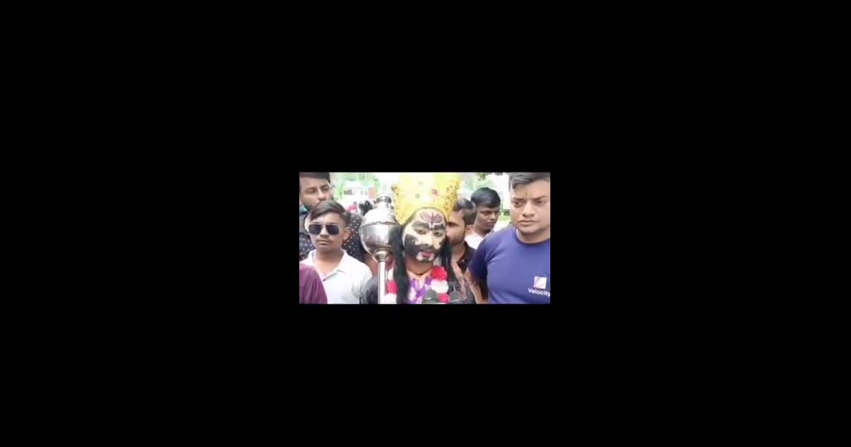 कानपुर में बर्रा अस्सी फिट रोड पर गड्ढों के खिलाफ स्थानीय लोगों का ‘यमराज’ विरोध प्रदर्शन