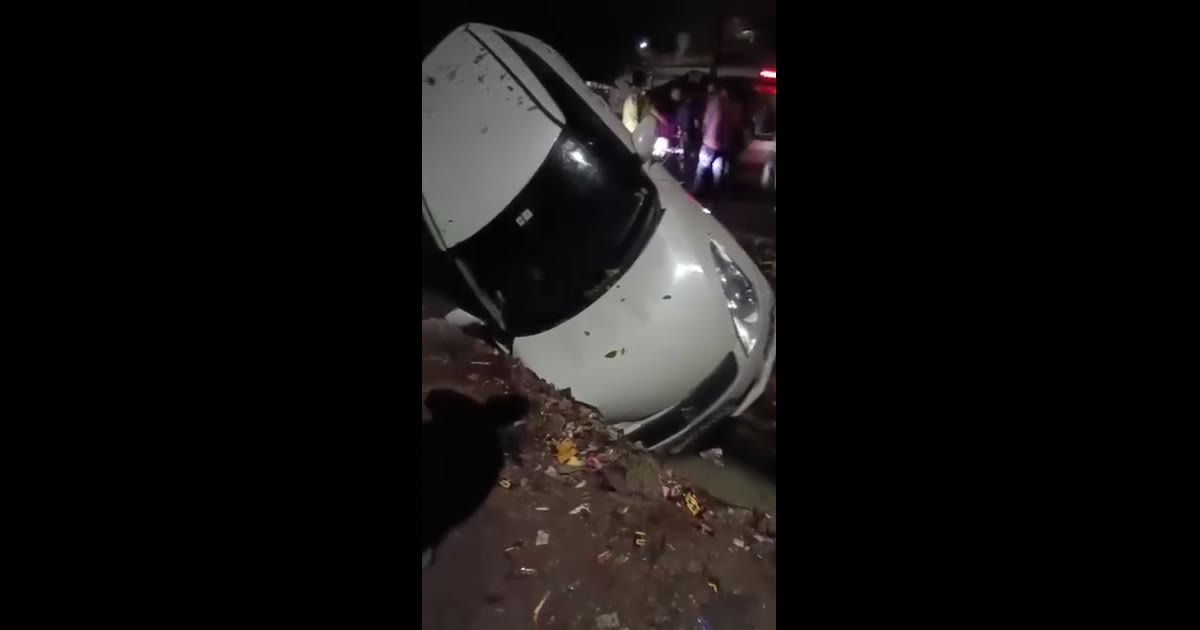 कानपुर में शनेश्वर चौराहा के पास गड्ढे में घुसी कार, राहगीरों ने मदद क