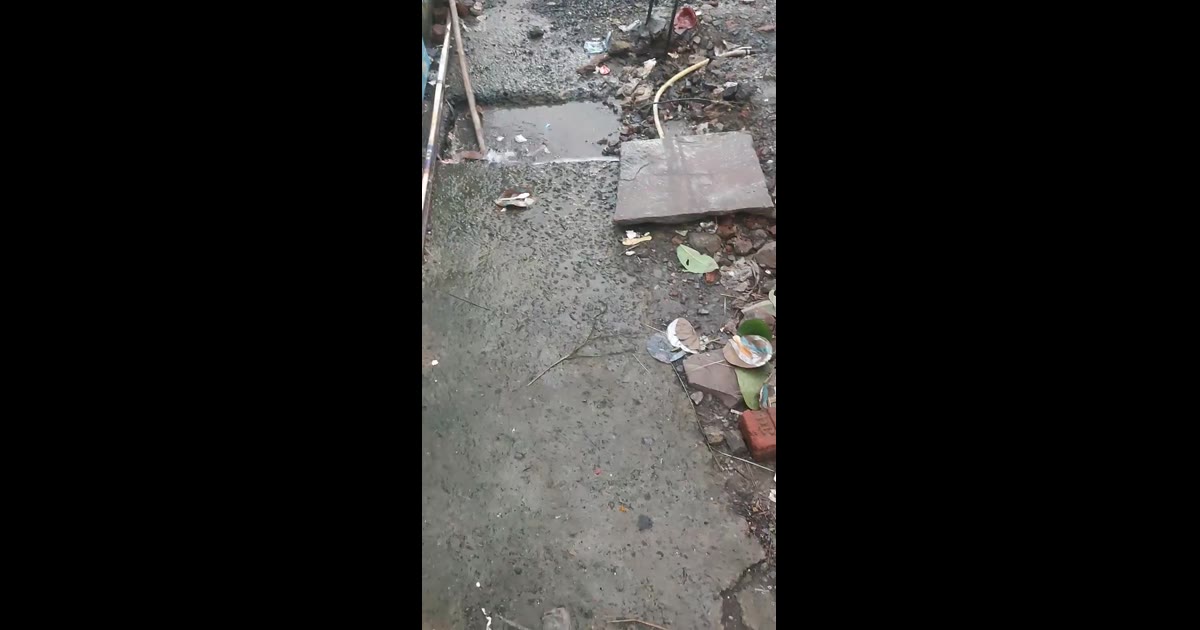 नाली के भेंट चढ़ रहा पीने का स्वच्छ पानी...