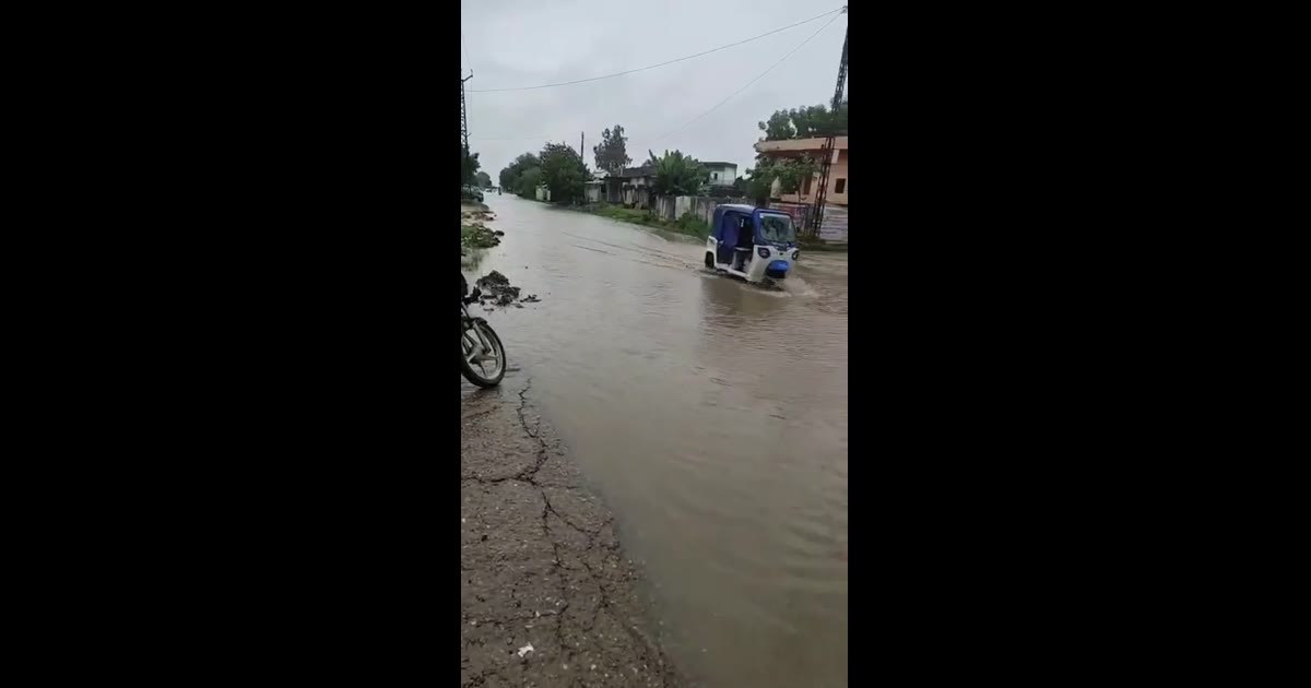 गंगापुर–हिंडौन हाईवे बना तालाब! भारी जलभराव से राहगीर और वाहन चालक परेशान, हादसे का खतरा l