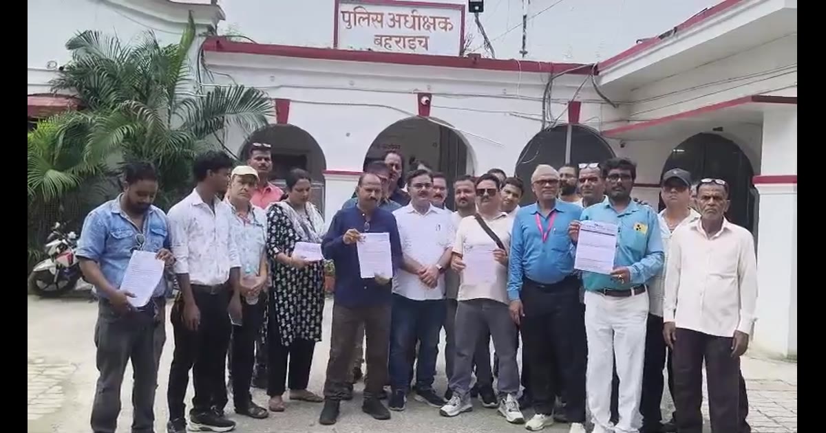 दिल्ली में महिला पत्रकारों से अभद्रता के विरोध में बहराइच के पत्रकार एकजुट, राष्ट्रपति को भेजा ज्ञापन